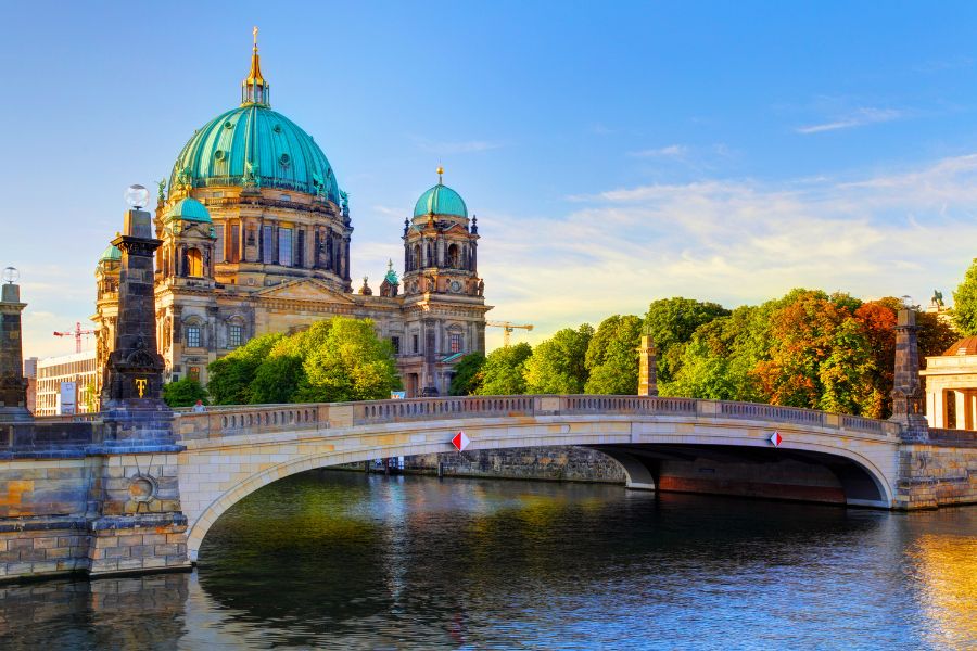 Marvel at Berlin’s Architectural Wonders on an Unforgettable Road Trip for Italian and Spanish Travellers